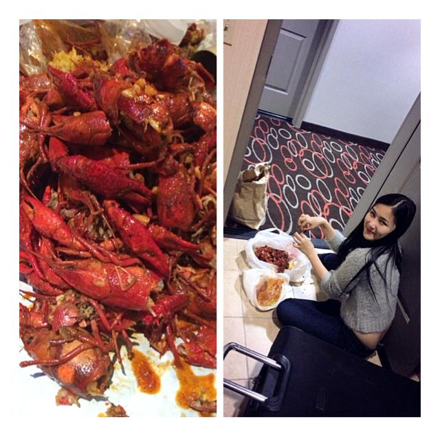 Hương Tràm bị dụ dỗ nghiện Crawfish đến mức phải mang ra tận ngoài cửa phòng khách sạn ăn.