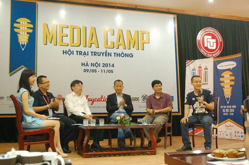 Anh L&ecirc; Quốc Vinh chia sẻ với c&aacute;c bạn trẻ về sự s&aacute;ng tạo.