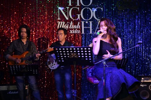 Hồ Ngọc Hà khá xúc động trong tiết mục biểu diễn của mình.