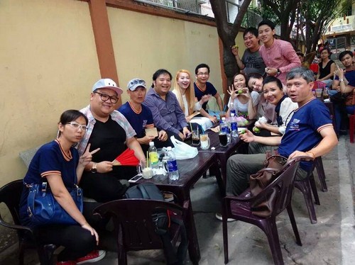 Với sự th&acirc;n thiện, nhiệt t&igrave;nh  của c&aacute;c nghệ sỹ c&ugrave;ng với sự h&aacute;o hức mong đợi của c&aacute;c bạn trẻ .
