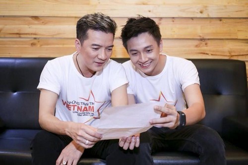 Đàm  Vĩnh Hưng và Ngô Kiến Huy trước giờ vào phòng thu.