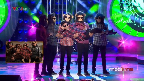 Ng&acirc;n Quỳnh v&agrave; Vy Oanh c&ugrave;ng nếm trải thử th&aacute;ch sắm vai giọng ca quốc tế Bruno Mars. Ng&acirc;n Quỳnh thể hiện The lazy song.