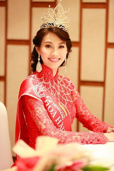   Cách chọn trang phục cũng như việc chọn lựa các phụ kiện phù hợp đơn giản nhưng nhã nhặn khiến cho Thu Thảo ngày càng đẹp mặn mà.