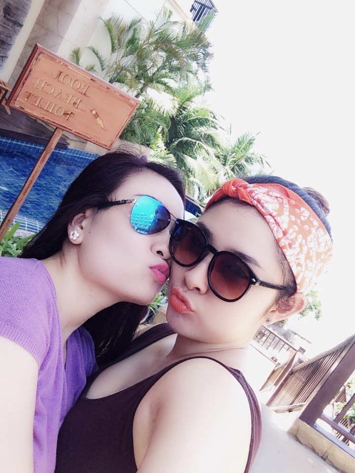 Bay về từ Thái Lan, Bảo Trâm đã có khá nhiều lịch làm việc trong tháng 5 này. Mặc dù kín mít với lịch biểu diễn, họp báo phim, làm giám khảo và khách mời Giai điệu sinh viên tại Đại học Ngoại Thương… 