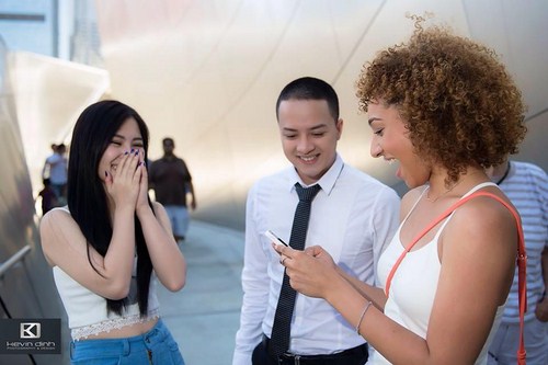 Hạnh phúc khi được người nước ngoài nhận ra và xin chữ kí.