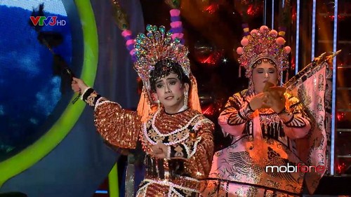 B&eacute; bự Vương Khang cũng nh&iacute; nhảnh sống lại nh&acirc;n vật c&ugrave;ng m&agrave;n h&oacute;a th&acirc;n th&agrave;nh Nghệ sĩ ưu t&uacute; Th&agrave;nh Lộc 