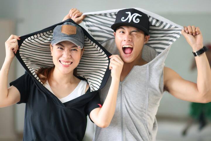 Mỹ Tâm Kiểu áo ngắn tay với điểm nhấn là chiếc mũ dính liền tạo sự trẻ trung đi cùng quần lửng năng động. Bên cạnh đó là các sản phẩm áo thun, áo kiểu, quần jean, quần short rất phù hợp với thời tiết của những ngày hè oi ả.