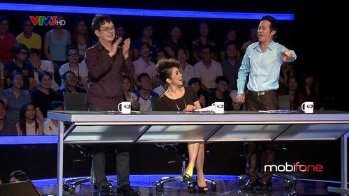 khảo Ho&agrave;i Linh đ&atilde; đứng l&ecirc;n vỗ tay t&aacute;n thưởng v&agrave; k&ecirc;u gọi 2 vị gi&aacute;m khảo c&ograve;n lại tr&iacute;ch th&ecirc;m 100 triệu ri&ecirc;ng của ban gi&aacute;m khảo để tặng cho tiết mục qu&aacute; xuất sắc n&agrave;y. 