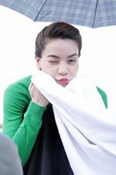 Hồ Ngọc Hà Hào hứng tạo hình dù phải tập luyện và quay hình dưới cái nắng 37 – 39 độ C.