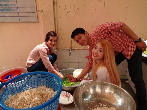 H&agrave;o hứng chuẩn bị đồ nấu ăn c&ugrave;ng Vy Oanh - MiA.