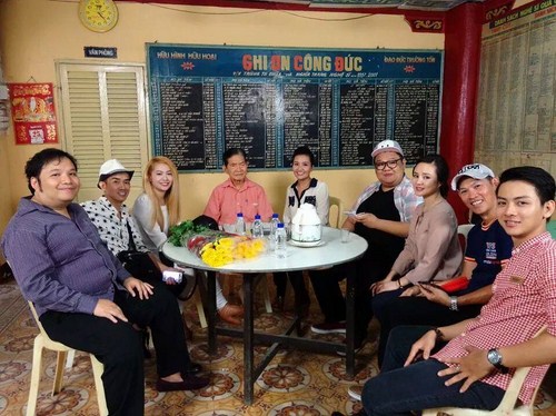 Ho&agrave;i L&acirc;m đ&atilde; c&oacute; những trải nghiệm kh&aacute; th&uacute; vị c&ugrave;ng c&aacute;c anh chị em nghệ sỹ trong ekip chương tr&igrave;nh.