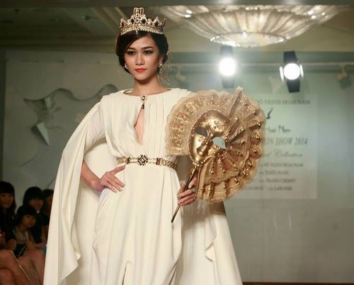 Chính hành động “vứt giải thưởng” vào thùng rác của thí sinh được trao giải phụ Người đẹp hình thể mà cuộc thi này được phát hiện là cuộc thi không được cấp phép