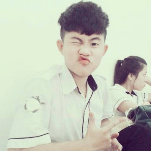 Khu&ocirc;n mặt nh&uacute;t nh&aacute;t, d&aacute;ng v&oacute;c thư sinh  dường như chẳng c&oacute; ch&uacute;t g&igrave; li&ecirc;n quan đến giọng h&aacute;t của Ch&iacute; Th&agrave;nh tr&ecirc;n s&acirc;n khấu Nh&acirc;n tố b&iacute; ẩn &ndash; The XFactor.