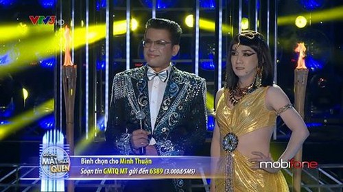 Ca sĩ Minh Thuận hoang mang trước đ&ocirc;i guốc cao g&oacute;t khi h&oacute;a th&acirc;n th&agrave;nh ca sĩ ch&acirc;n d&agrave;i Hồ Ngọc H&agrave; biểu diễn ca kh&uacute;c &ldquo;Từ ng&agrave;y anh đi&rdquo;.