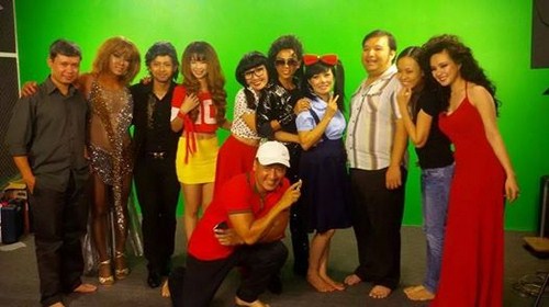 C&aacute;c nghệ sĩ tham gia Gương mặt th&acirc;n quen chụp h&igrave;nh kỉ niệm.
