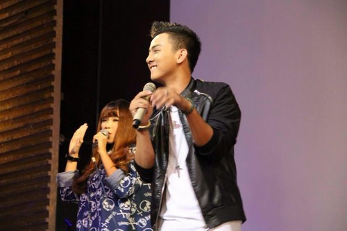 Ho&agrave;i L&acirc;m song ca c&ugrave;ng đ&agrave;n chị Khởi My.