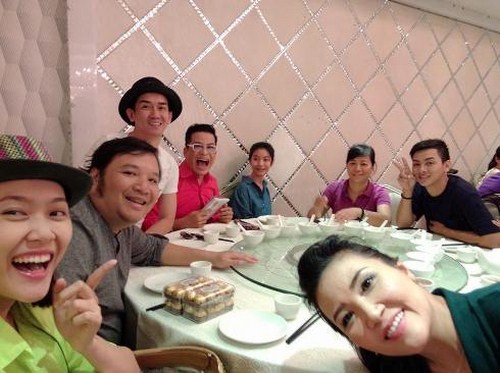 Tuy kh&aacute; mệt mỏi nhưng Ho&agrave;i L&acirc;m vẫn tranh thủ tham gia vui chơi c&ugrave;ng mọi người