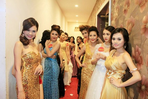 Thí sinh tham gia cuộc thi ở phạm vi “ao làng” này có ngoại hình khá khiêm tốn