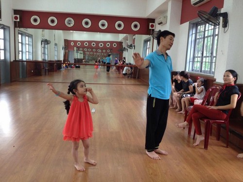Tập vũ đạo cùng Biên đạo múa Phùng Khải