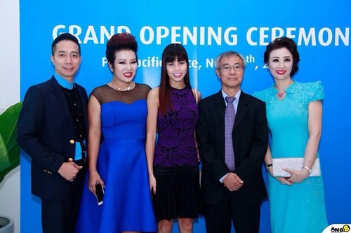 &Ocirc;ng Dr Goh Seng Heng &ndash; người s&aacute;ng lập PPP to&agrave;n cầu, Nữ ho&agrave;ng quyền năng ph&aacute;i đẹp Vũ Th&uacute;y Nga, NTK Đỗ Trịnh Ho&agrave;i Nam, B&agrave; Nguyễn Thu Trang Gi&aacute;m đốc ph&aacute;t triển kinh doanh khu vực ph&iacute;a Bắc v&agrave; CEO PPP Clinic chụp ảnh lưu niệm.