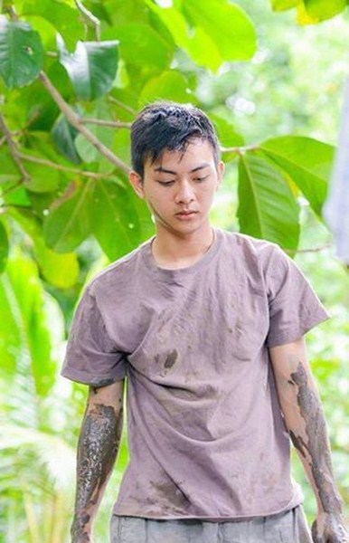 hoài lâm Những hình ảnh mới nhất trong bộ phim Hoài Lâm đang tham gia có tên Giọt lệ bên sông (tên gốc: Dòng sông chiều tím)