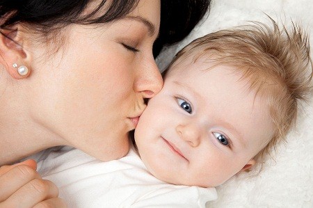 Phụ nữ th&iacute;ch m&ugrave;i thơm từ những đứa trẻ