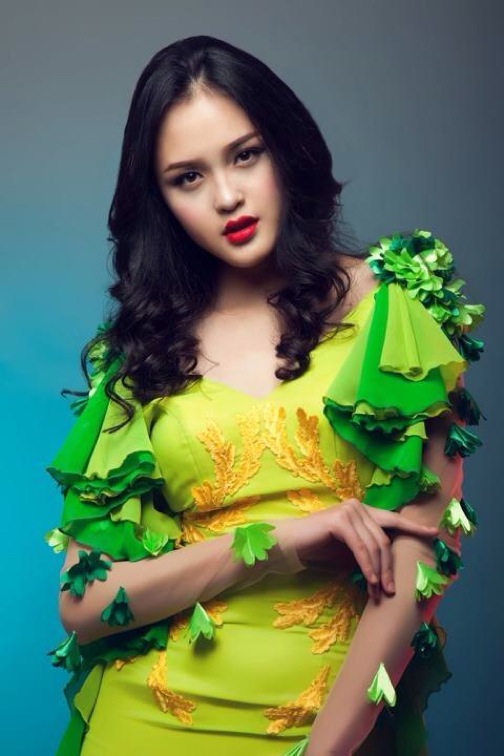 Á Hậu Hoàng Anh biến mình thành U40 khi chọn trang phục rườm rà