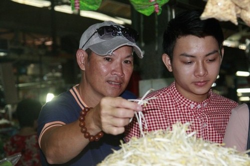 Tự tay đi chợ, nấu ăn v&agrave; tham gia c&aacute;c hoạt động ngoại kh&oacute;a .