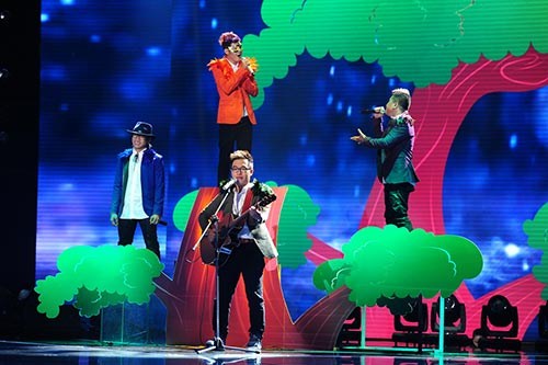 Nhóm F Band trình bày bản mash up Các loài chim biết hót gồm các ca khúc: Họa mi hót trong mưa, Con chim non, Tiếng hát chim đa đa, Sao em nỡ vội lấy chồng.