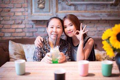 Hai mẹ con cũng luôn “cặp kè” như hình với bóng.