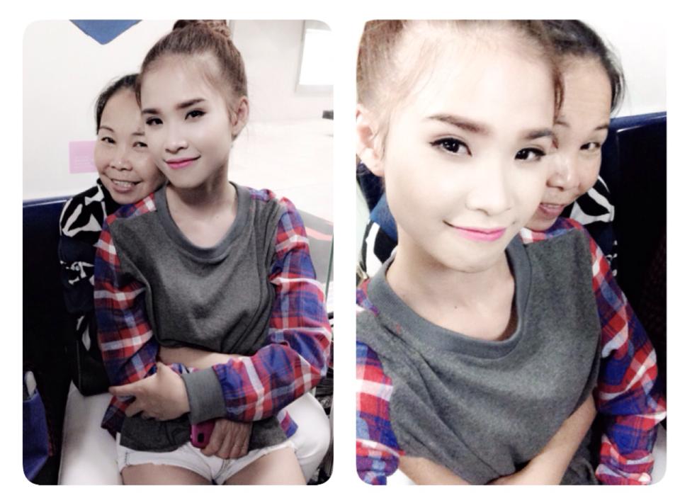 Hai mẹ con trong một chuyến du xuân