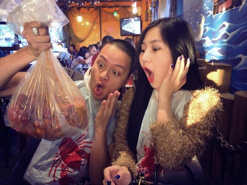 Bữa ăn đầu tiên của Cao Thái Sơn và Hương Tràm tại Los Angeles là món khoái khẩu của Cao Thái Sơn Crawfish