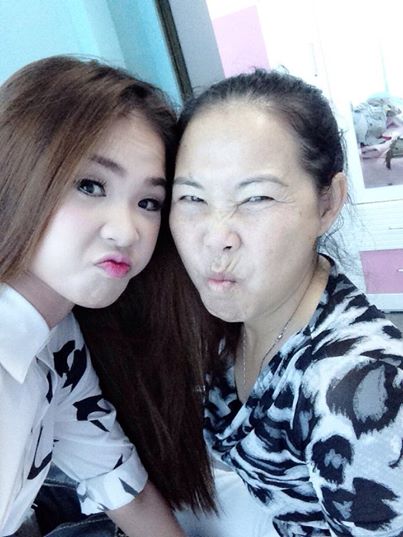 Hai mẹ con tạo dáng xì- tin 