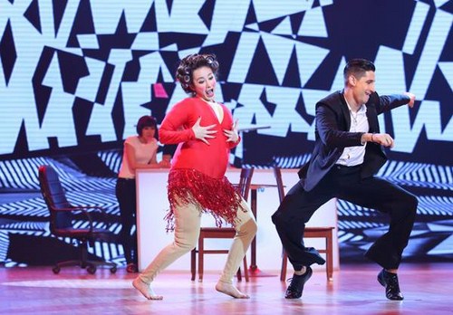 Angela Phương Trinh cũng gây bất ngờ với người xem khi “biến hình” thành cô nàng béo ú với cuộc theo đuổi không mệt mỏi bằng điệu Jive và Tango với tình yêu qua mạng, Kris