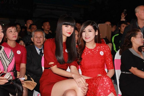 Gái 2 con Hạ Vy ngày càng mặn mà đằm thắm khi đọ nhan sắc cùng Á hậu Tú Anh