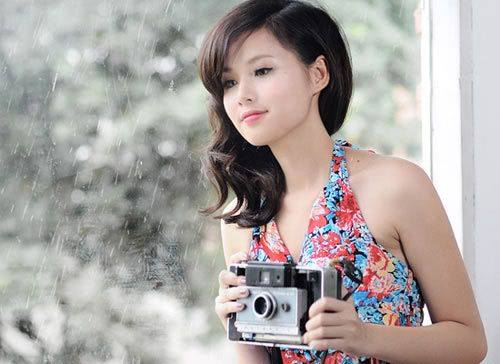Phong cách hiện đại pha lẫn chút mỏng manh, cổ điển khiến hình ảnh của cô gái trẻ ngày càng cuốn hút.