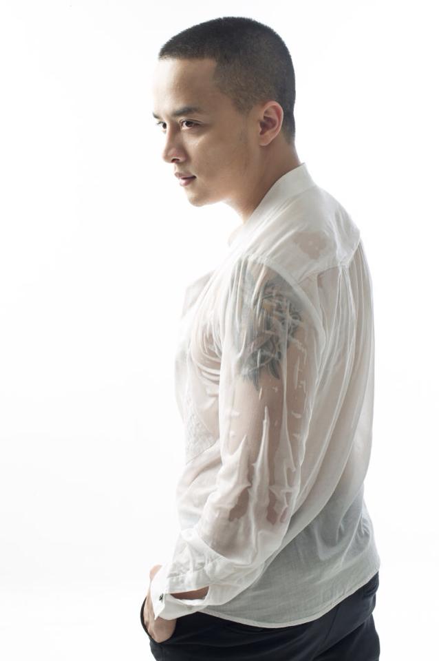 chàng ca sĩ 'chuẩn men' trở lại với hình ảnh mới đời thường khoe body chuẩn cùng hình xăm đầy nam tính.