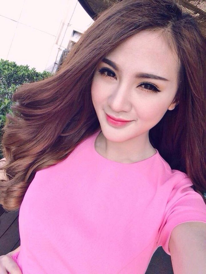 Kelly dưới b&agrave;n tay h&oacute;a trang của Hi Won