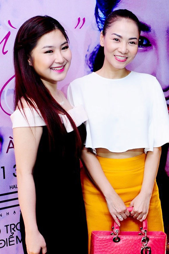 Thu Minh đ&atilde; lu&ocirc;n s&aacute;nh vai b&ecirc;n Hương Tr&agrave;m v&agrave;o những ng&agrave;y đầu tiện