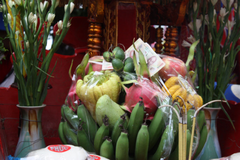 Nhưng tiền lẻ (c&oacute; khi cả tiền mệnh gi&aacute; lớn) thỉnh thoảng vẫn thấy được nh&eacute;t đ&acirc;u đ&oacute;. Ngay cả tr&ecirc;n kiệu vua trong buổi rước v&agrave;o ch&iacute;nh hội, s&aacute;ng ng&agrave;y 10/3 &acirc;m lịch.