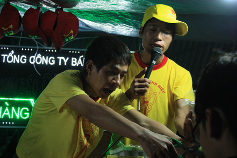 Khu vực c&aacute;c gian h&agrave;ng tr&ecirc;n lối v&agrave;o g&acirc;y tiếng ồn rất lớn bởi lời rao của c&aacute;c gian h&agrave;ng san s&aacute;t nhau.