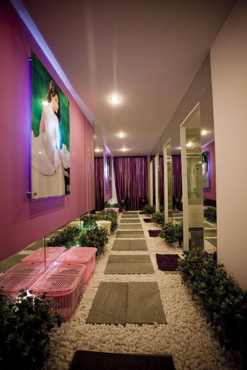 Nội thất sang trọng đắt tiền m&agrave; Ngọc Trinh đầu tư cho spa của m&igrave;nh.