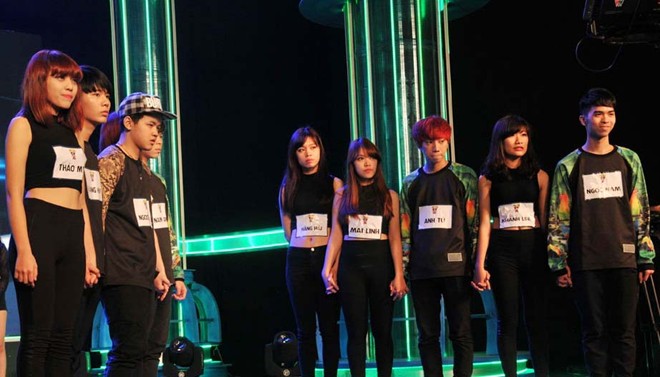Nh&oacute;m Stay crew  10 th&agrave;nh vi&ecirc;n của Stay Crew nắm chặt tay nhau khi nghe kết quả từ ban gi&aacute;m khảo.