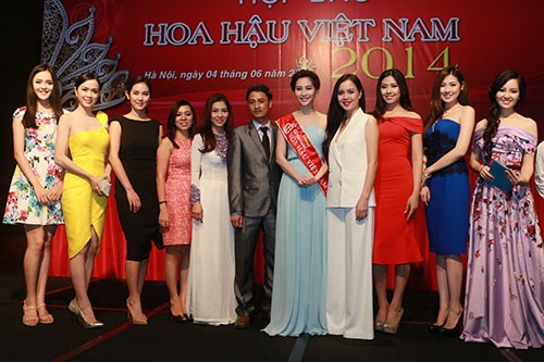 D&agrave;n Hoa hậu, &Aacute; hậu c&oacute; mặt tại buổi họp b&aacute;o.