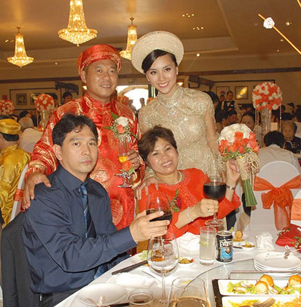Tuy nhi&ecirc;n tr&ecirc;n một diễn đ&agrave;n nổi tiếng, h&igrave;nh ảnh đ&aacute;m cưới của Thi&ecirc;n L&yacute; v&agrave; ch&uacute; rể Quốc To&agrave;n vẫn bị ph&aacute;t t&aacute;n