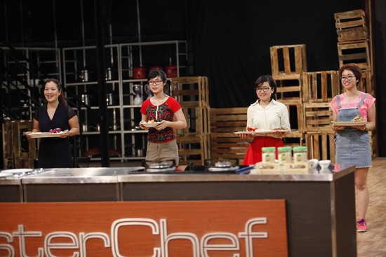 Gian bếp MasterChef Vietnam chứng kiến cuộc cạnh tranh 1 chọi 4
