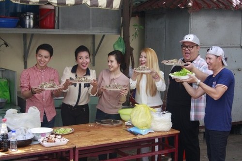 Trong việc chuẩn bị bữa ăn trưa, c&aacute;c nghệ sỹ tỏ ra kh&aacute; năng động v&agrave; th&aacute;o v&aacute;t trong việc nội trợ. 