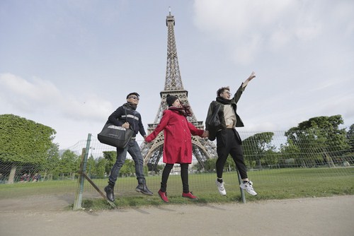 Ngay khi đặt ch&acirc;n đến Paris, c&aacute;c NTK đ&atilde; được đi đến đồi Montmatre - ngọn đồi nghệ thuật của Paris.