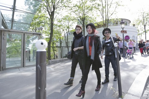 Minh Quân chia sẻ: “Đối với tôi, Paris là một thành phố rất lãng mạn, cổ kính và không khí rất yên bình khiến cho tôi hoài niệm về những ký ức lịch sử của nước Pháp. Người dân nước Pháp xem thời trang như chính hơi thở của họ nên khi ra đường, họ ăn mặc rất phong cách và đẳng cấp”. 