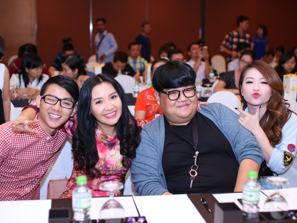 Ca sĩ - diễn vi&ecirc;n Ng&acirc;n Quỳnh (giữa) h&agrave;o hứng khi được ho&aacute; th&acirc;n th&agrave;nh nhiều nh&acirc;n vật trong cuộc thi.